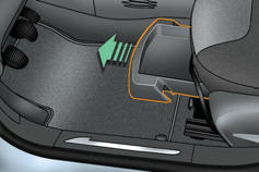 Le tiroir de rangement est situé sous le siège conducteur.
