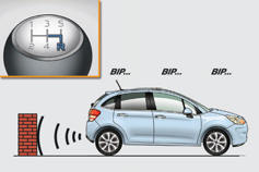 Le système se met en marche dès que vous enclenchez la marche arrière, accompagné
