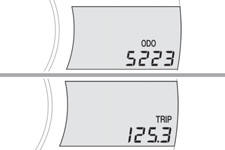 Après la mise du contact, le compteur kilométrique sélectionné à l’arrêt du moteur,