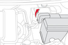 La batterie est située sous le capot moteur.