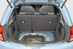 - Relevez le tapis de coffre en tirant la sangle vers le haut pour accéder à