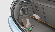 - Remettez en place le tapis au fond du coffre en le pliant légèrement en deux.