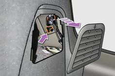 -  écartez les quatre languettes et retirez le porte-lampes,