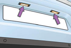 -  Insérez un tournevis fin dans un des trous extérieurs du transparent.