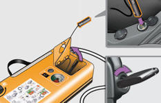 - Connectez la prise électrique du compresseur à la prise 12 V du véhicule.