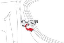 Pour entrebâiller les vitres arrière, tirez sur le levier, puis poussez-le.