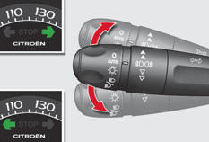 - Gauche: baissez la commande d’éclairage en passant le point de