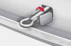 -  Dans le pare-chocs arrière, déclippez le cache en appuyant sur