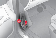 - Ouvrez la porte avant gauche.